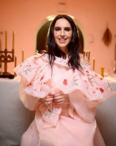 Джамала показала кадри з дитинства з бабусею у Криму і приголомшила, який вигляд мала до популярності