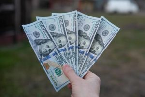 Українцям масово продають фальшиві долари: де краще не купувати валюту і як її перевірити