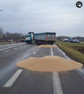 Кулеба відреагував на дії польських протестувальників, які висипали українське зерно