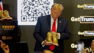 Трамп презентував золоті кросівки