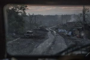 На Луганщині окупанти не в змозі полагодити навіть дорогу: в Мережі показали відео