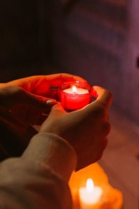 31 січня — яке церковне свято, які народні традиції пов’язані з вогнем і чому