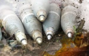 На Миколаївщині чоловік за допомогою сокири намагався розібрати снаряд: боєприпас вибухнув