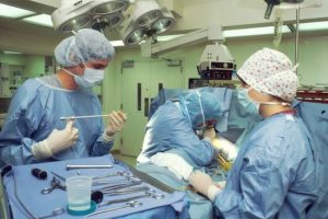 Чому хірурги не носять білі халати: ви нізащо не здогадаєтеся, навіщо їм зелена або блакитна форма