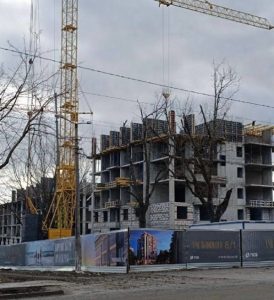 Окупанти у Маріуполі зводять житло на місці знесених будинків, щоб заселити його росіянами