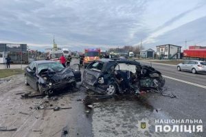 Масштабна ДТП біля Тернополя: від удару автівки розтрощило, є загиблий 