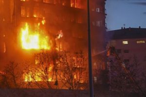 Моторошна пожежа в Іспанії: вщент згорів 14-поверховий будинок, є жертви (фото, відео)