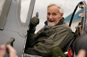 Колишній пілот у 102 роки підняв у небо винищувач: “Я заіржавів” (фото)