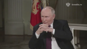 Путін в інтерв’ю пропагандисту Карлсону заявив, що поляки “змусили” Гітлера напасти на них (відео)