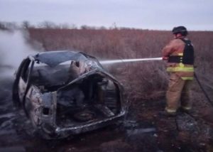 На Херсонщині рятувальники витягли два тіла з охопленого полум’ям автомобіля – подробиці