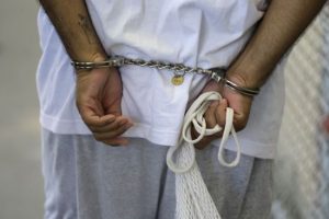 Бив палицями і погрожував убивством: у Кривому Розі чоловік катував в підвалі двох дівчат