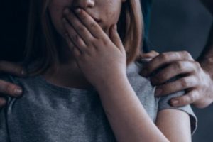 Дев’ятикласниця з Дагестану звинуватила працівника школи у домаганнях: вони виявилися родичами