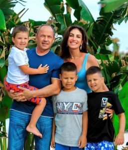 Дружина Тігіпка зізналась, як завагітніла у 39 і чи спілкується з дітьми чоловіка від колишніх шлюбів