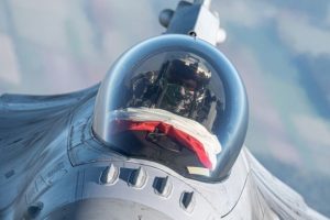 У Польщі закликають НАТО збивати ракети і дрони над територією України: чи можливо це