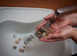 В Україні здорожчає вода: коли і наскільки