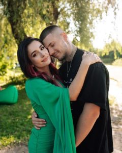 Ексчоловік Анни Трінчер показав подарунки від неї за понад 50 тис. грн та зізнався, чи зраджував їй