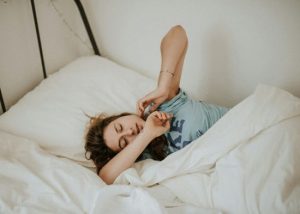 Як покращити якість сну та швидко засинати: важливі поради