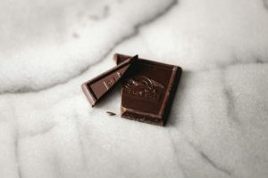 Солодкий десерт чи корисний продукт: дієтологиня пояснила, чи дійсно потрібно їсти чорний шоколад