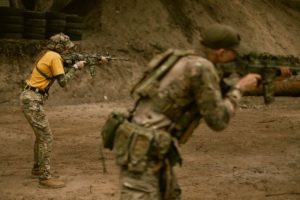 Армія Путіна кидає зброю і втікає: РДК показали кадри нічного бою (відео)