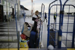 На що витрачають гроші українські біженці за кордоном: банкіри дали відповідь