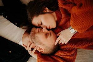 Жінка закохалася у чоловіка коханки її обранця: історія їхніх стосунків