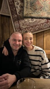 Дружина Віктора Павліка показала його архівне фото з густою кучерявою шевелюрою до плечей