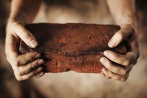 Будівельник виявив заховану в даху записку 1941 року з порадами для майбутніх поколінь
