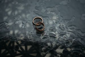 Жінка не може розлучитися з чоловіком, поки не сплатить 365 000 доларів: що сталося