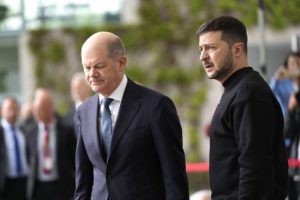 Зображає себе канцлером миру: Шольц хоче, аби Київ погодився на переговори з РФ – Politico