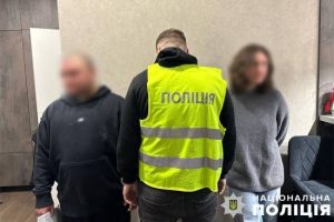 “Рабовласники” сучасності: в Києві співмешканці два роки утримували в неволі дівчину, змушуючи займатися сексом (фото, відео)
