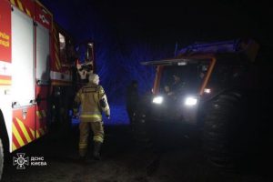 Рятувальники ліквідували масштабну пожежу у Дарницькому районі Києва