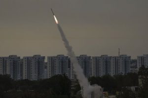 На Дніпропетровщині пролунали вибухи: у Кам’янському проблеми зі світлом