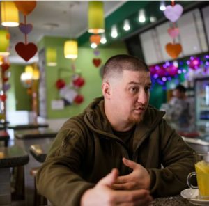 “Усі хочуть у кіно та бар”: комбриг 80-ї бригади жорстко розкритикував втомлених від війни українців
