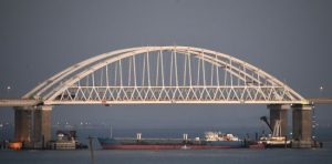 Окупанти перекрили Керченський міст в Криму