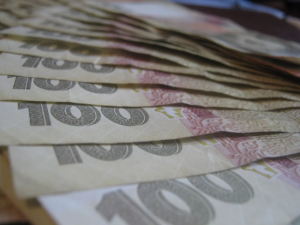 Бізнес потребує пом’якшення валютних обмежень для виплати дивідендів та кредитів, – опитування