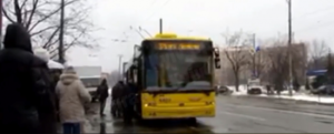 У Львові неадекватний чоловік побив палицею дівчинку в тролейбусі: відео