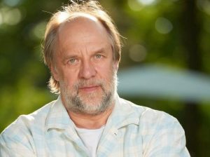 Відомий російський актор втік з РФ і висловився щодо позиції колег з серіалу “Свати”