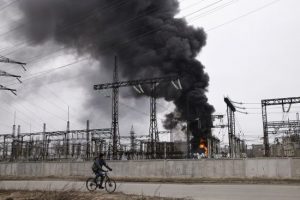 До однієї із областей повертаються відключення електрики: графік