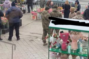 Жіночий день у Дніпрі: працівники ТЦК з повістками завітали на квіткові ринки (фото)