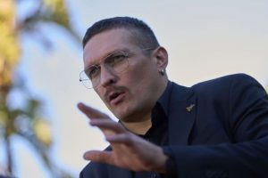 До кінця не додивився: з’явилося відео реакції Усика на моторошний нокдаун у бою Джошуа – Нганну
