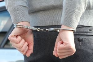 В Києві п’яний чоловік штовхав і пограбував школярів: його затримали (фото)