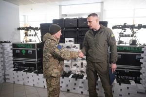 Віталій Кличко передав бійцям 112 бригади ТрО Києва майже 500 дронів від громади столиці