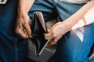 На Волині учень “обчистив” свого вчителя: скільки валюти поцупив