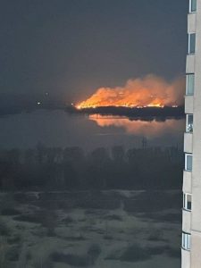 У Києві горить “Екопарк Осокорки”: що відомо на цей момент (фото, відео)