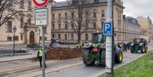 Чеські фермери навалили купи гною перед будинком уряду в Празі: фото
