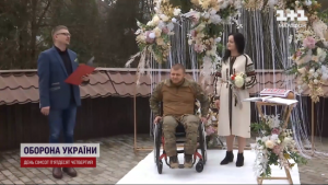 “Вона його зцілює”: щемлива історія про те, як тяжкопоранений захисник України одружився у госпіталі