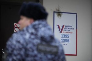 “Завозять велику кількість військових”: Андрющенко розповів, як проходять вибори у Маріуполі