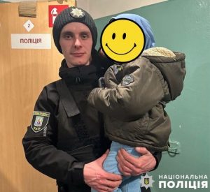 Вибіг з кафе на вулицю та втік: у Києві загубився трирічний хлопчик