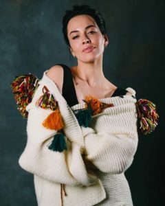 38-річна Даша Астаф’єва приголомшила своєю розтяжкою та сіла на шпагат