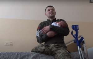 Військовий з Тернополя, який втратив на війні обидві ноги, забрав дружину і сина з пологового (фото)